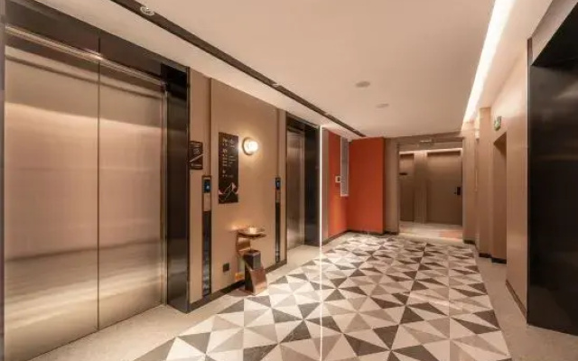 Borrman Hotel (Nanning Jinhu Plaza Lang west subway station)