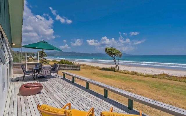 Beachfront Hideaway - Matarangi Holiday Home