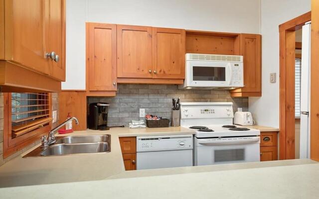 Les Eaux 225-1 by Escapades Tremblant