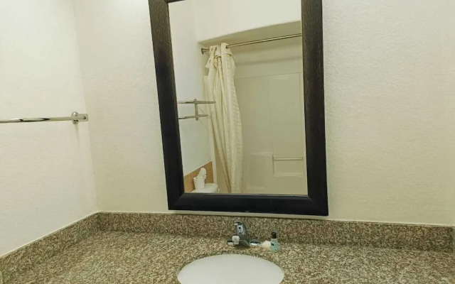 Deluxe Inn & Suites