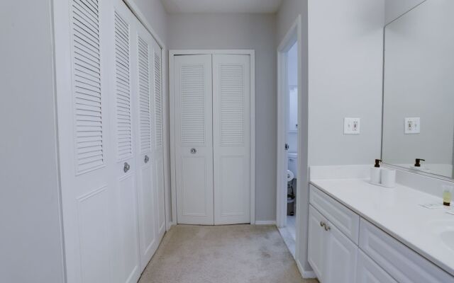 Prime Location Apartment at Crystal City