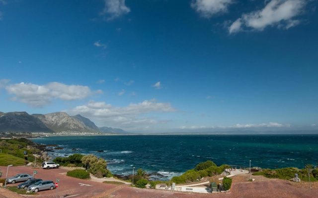 The Sun,Whales and Waves seafront apartment
