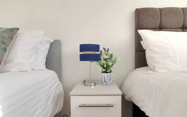 Skyvillion - Valley Way - 3bed House In Stevenage