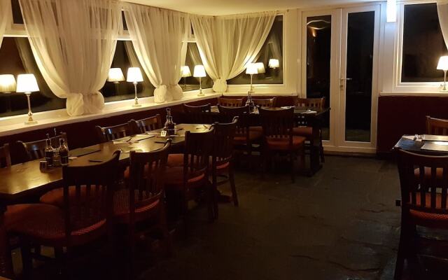 Cross Oak Inn