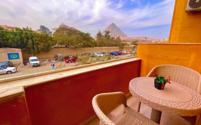 Nemes Pyramids View INN
