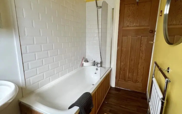 Charming 1880S 2Bd Haworth Home