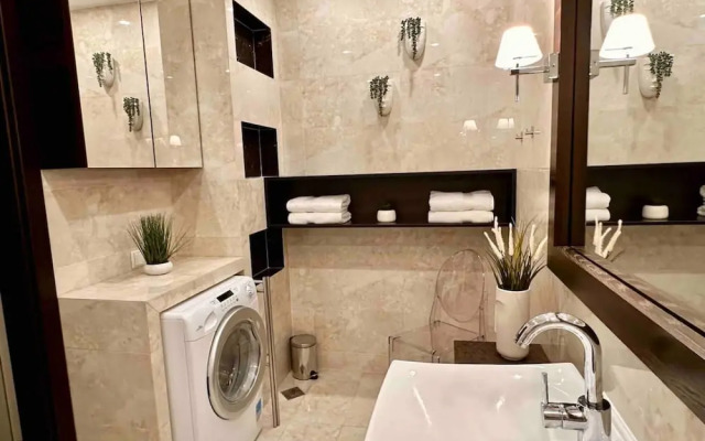 Chic Metro-side Apartment