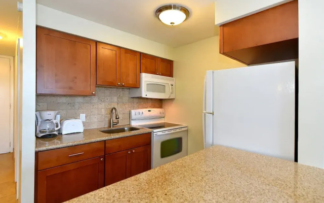 Lahaina Shores #425 Studio Bedroom Condo by RedAwning