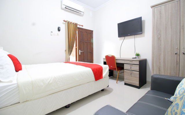 RedDoorz Plus near STIE YKPN – Guest Rooms – Sleman