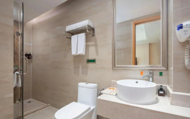 Vienna Hotel (Shenzhen Guanlan Changhu Metro Station) )