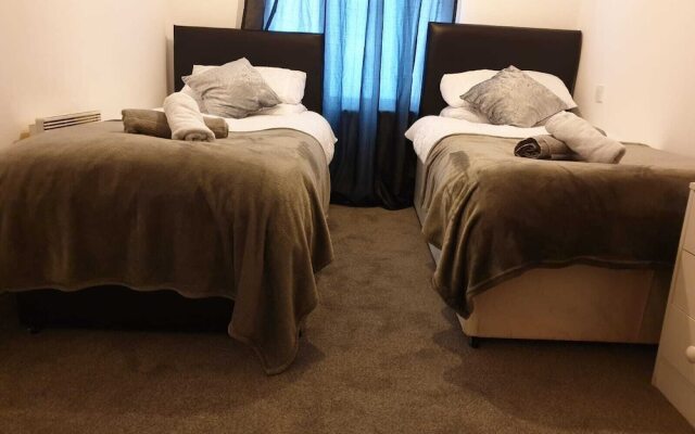 2 Bed Apartment B70 off M6 With Free Parking