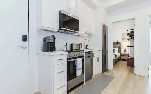 Elegant Suite—Near Kensington Market, Sleeps 8