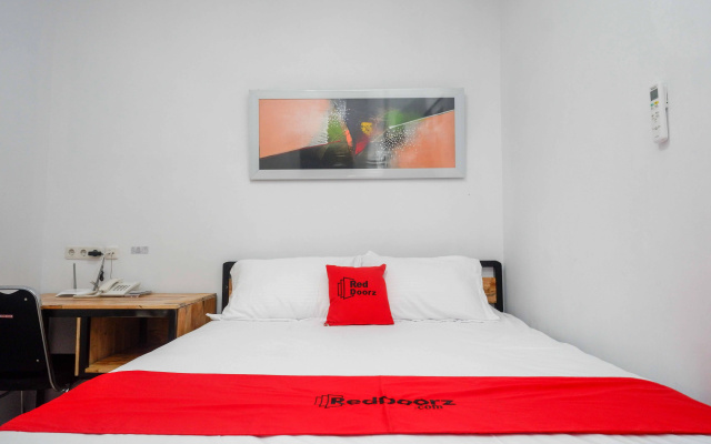 RedDoorz Plus near Patung Kuda Undip