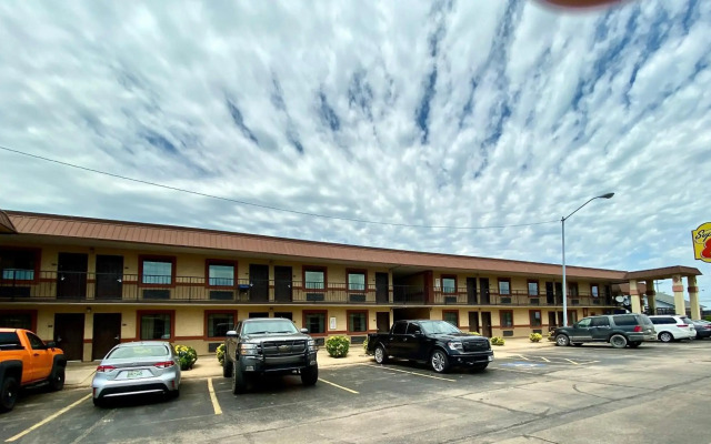 Super 8 by Wyndham Shawnee