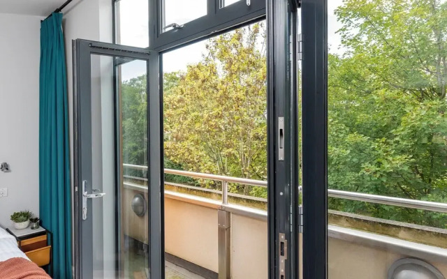 Riverside Home with Private Parking