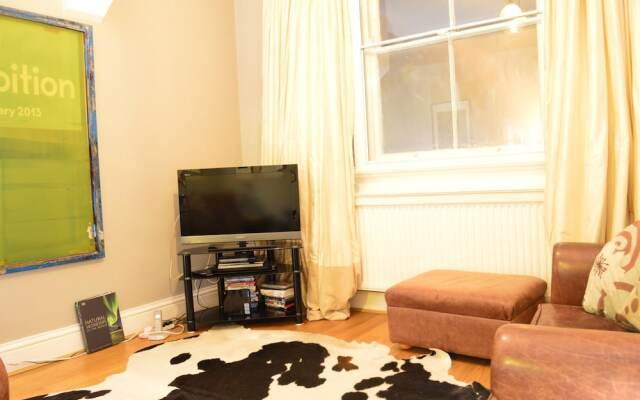 Spacious 2 Bedroom House Close to Notting Hill