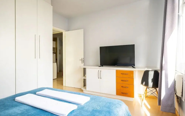 Well Equipped apt in BC Center 300m fr/ sea Ecp055