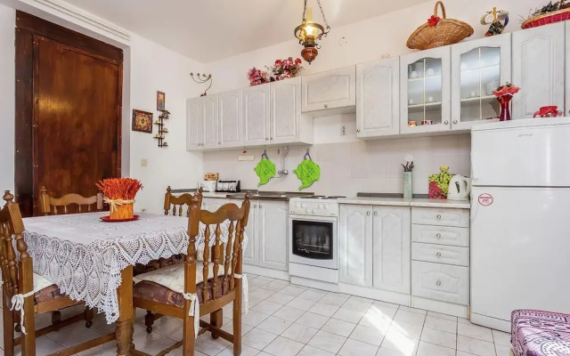Studio Apartment in Liznjan With Shared Pool
