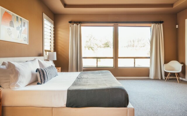 Whispering Palms by AvantStay | WALK TO COACHELLA | Pool & Hot Tub | Sleeps 16!