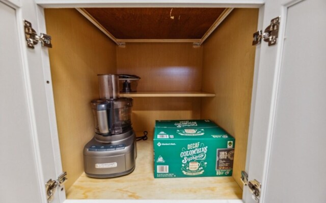 Stylish 1 BR Apartment w Movie Theater