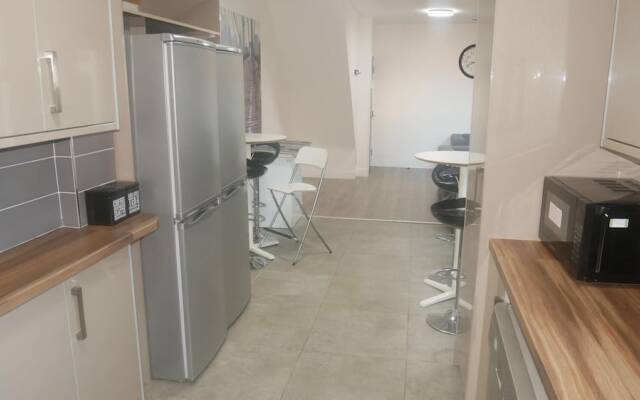 NEW Sleek 6BD Kensington Home Close to City