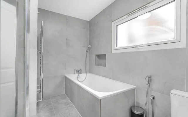 Modern 5-bed Home in Maida Vale