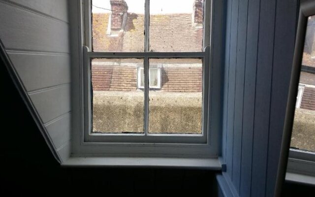 Kings Arm'S Hostel