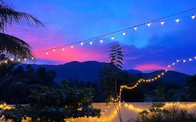 Wanning Yellow&White Homestay