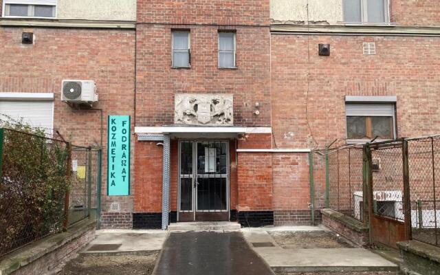 Poppy Flower Apartment