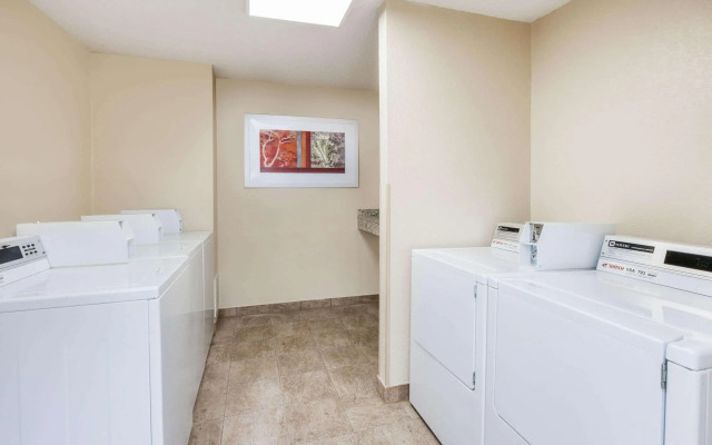 Hawthorn Suites by Wyndham Detroit Southfield