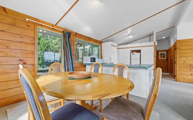 Seaview, Sun and Surf - Piha Holiday Home