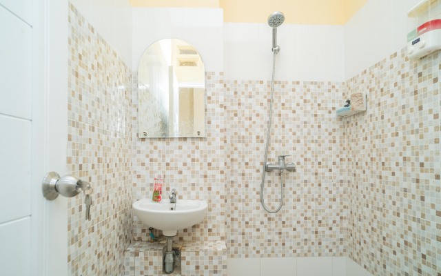 RedDoorz Plus Syariah near Pasar Turi