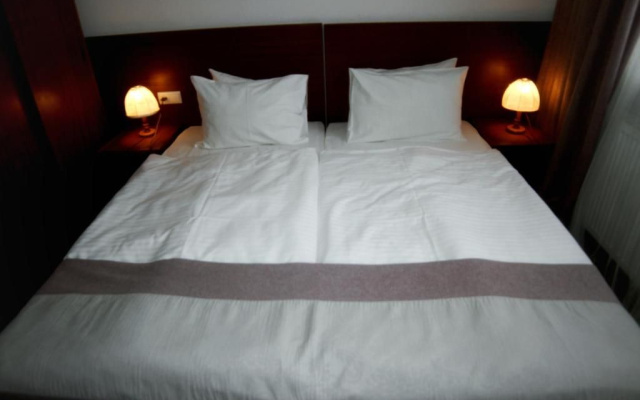Hotel Club-2100