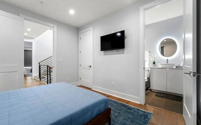 Luxurious Midtown Home Rooftop Views by Silverx