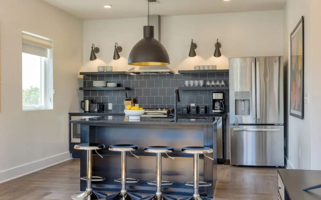 The Carter 205 by Avantstay 4BR Balcony