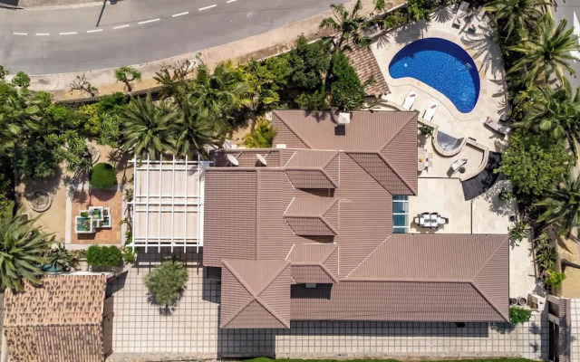 4bed Villa Sleeps 8- Pool, Garden, Bbq, Near Beach