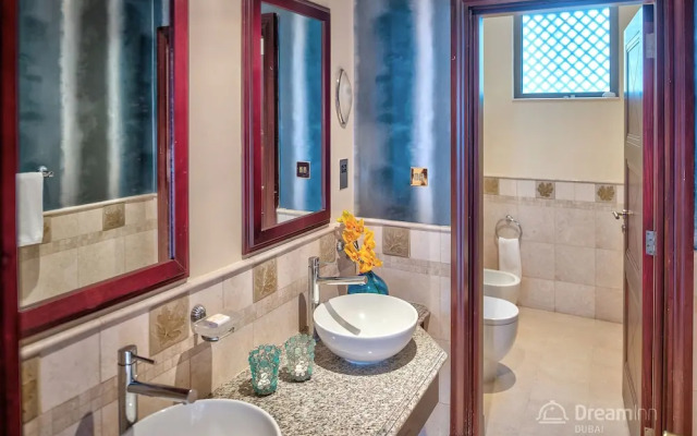 The Palm Jumeirah Villas - Frond E by LUX Holiday Home