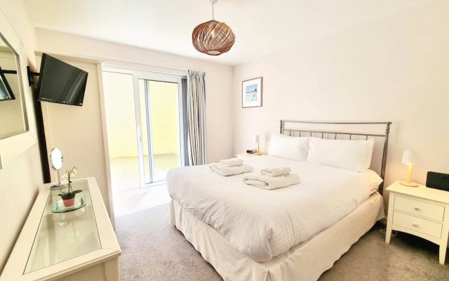 The Beach House & Porth  Sands Apartments