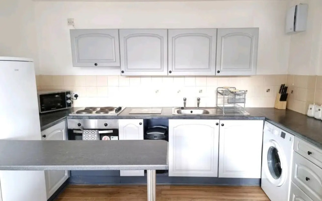 Lovely 2 bed with free parking