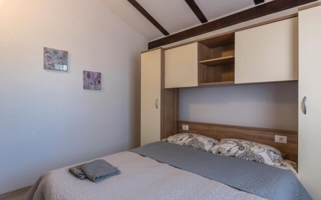 Stunning Home in Novigrad With Wifi and 4 Bedrooms