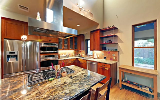 Charming 3BR w/ Balcony & Fire Pit