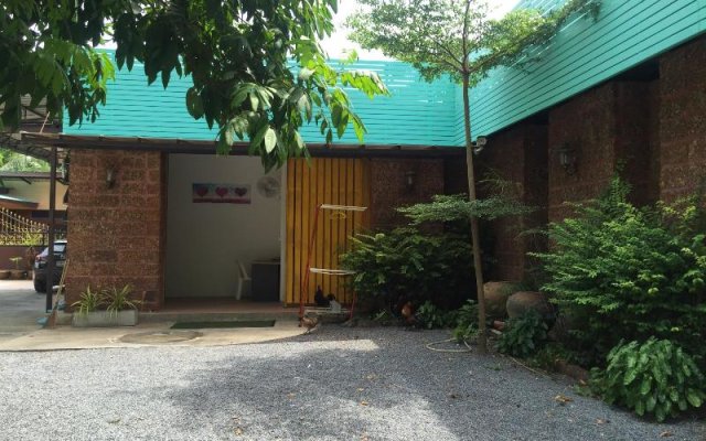 Srithongkul Village Hostel Room