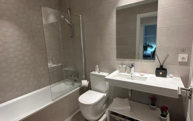 A estrenar amplio con piscina y parking