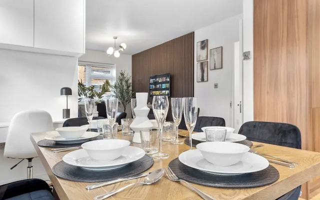 Spacious 4BR Home in Brentford, Free Parking