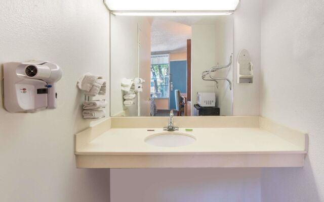 Castle Inn & Suites by OYO Lawton