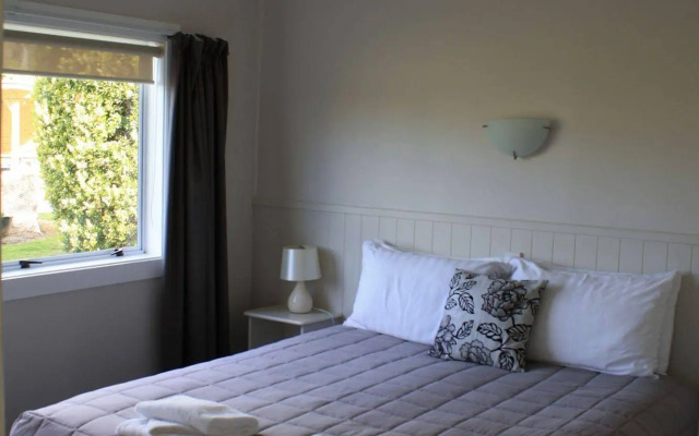 Pohara Beachfront Motel