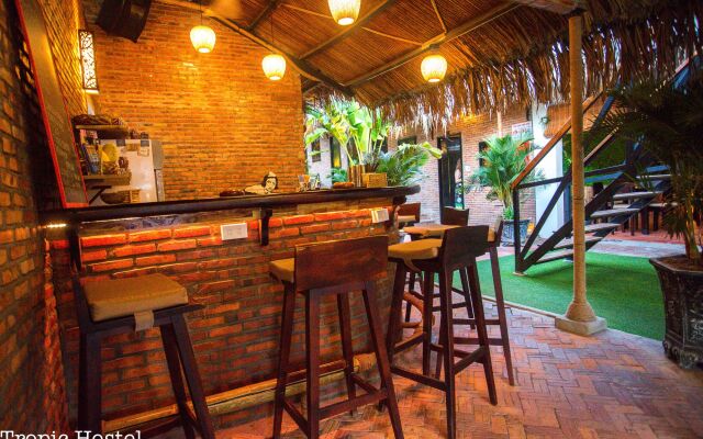 Tropic Hostel and Restaurant