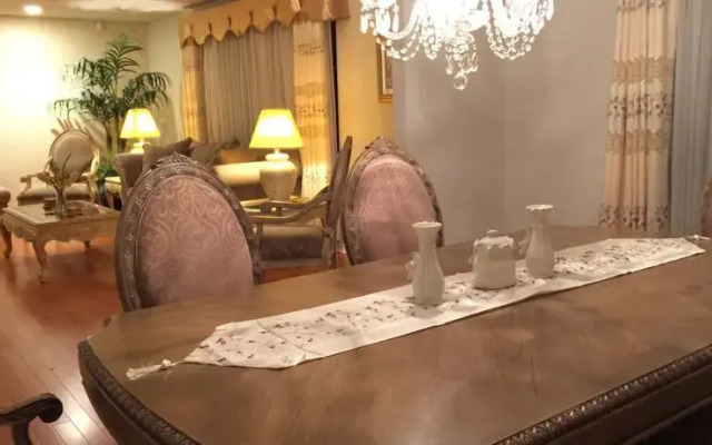 Four-Bedroom House near Universal