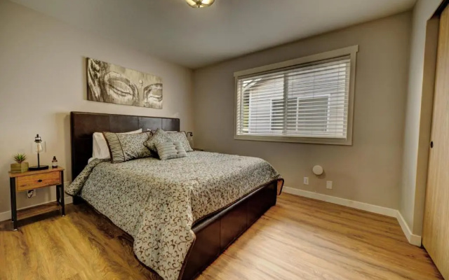Cozy 2 Bedroom Townhouse in Northgate
