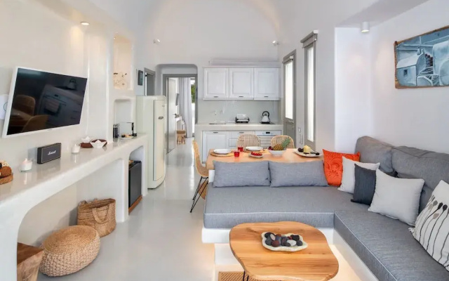 Megalochori 1-bed Villa, Sleeps 3, Pool & Parking
